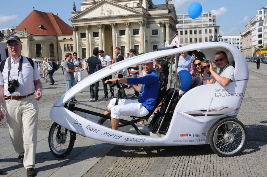 Berlin: Private Guided E-Rickshaw Tour - Checkpoint Charlie and Berlin’s divided past