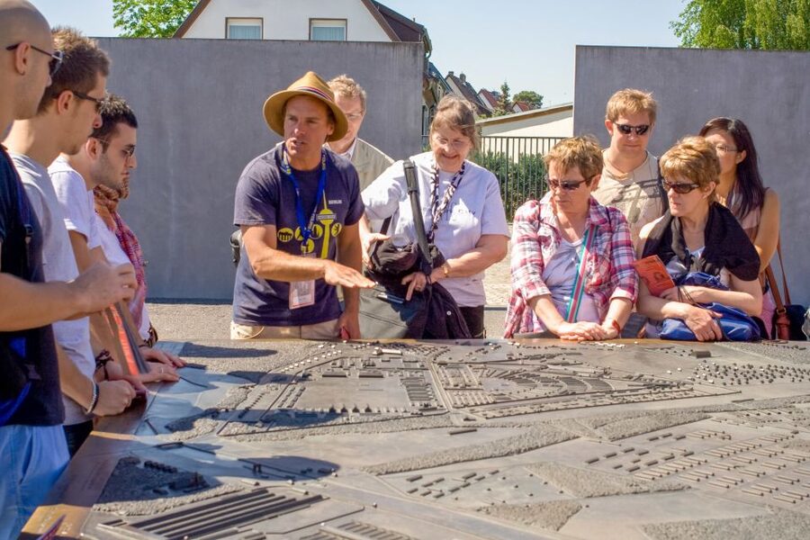 Berlin: Sachsenhausen Concentration Camp Bus Tour in English - Oranienburg and the approach to the memorial