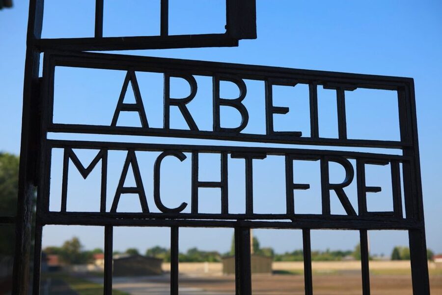 Berlin: Sachsenhausen Memorial 6-Hour Tour in Spanish - Entering Through the A Tower