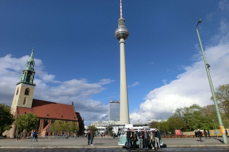 Berlin: Sightseeing Tour in Classic Volkswagen T1 Samba Bus - Friedrichstraße, Checkpoint Charlie, and Gendarmenmarkt