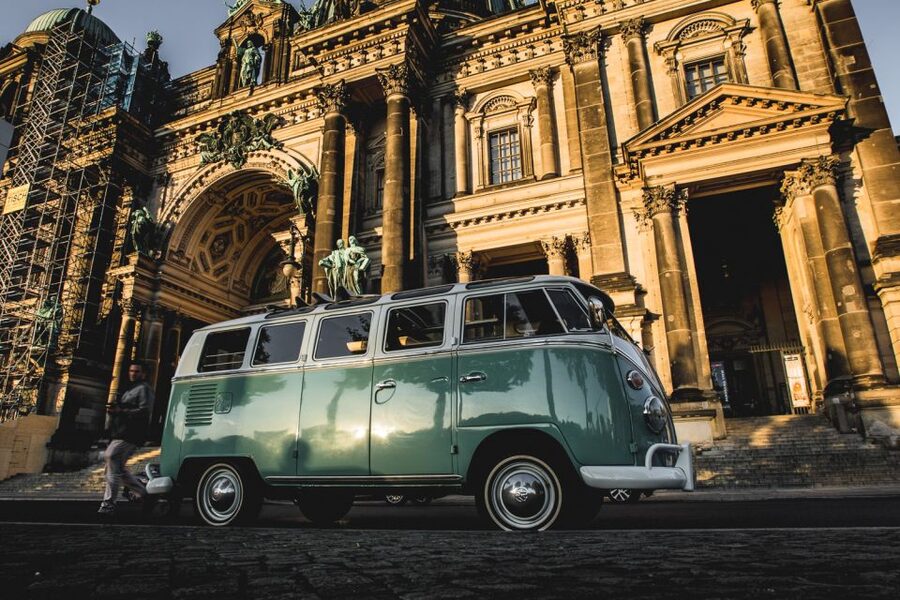Berlin: Sightseeing Tour in Classic Volkswagen T1 Samba Bus - How the guide and photo booklet shape the tour