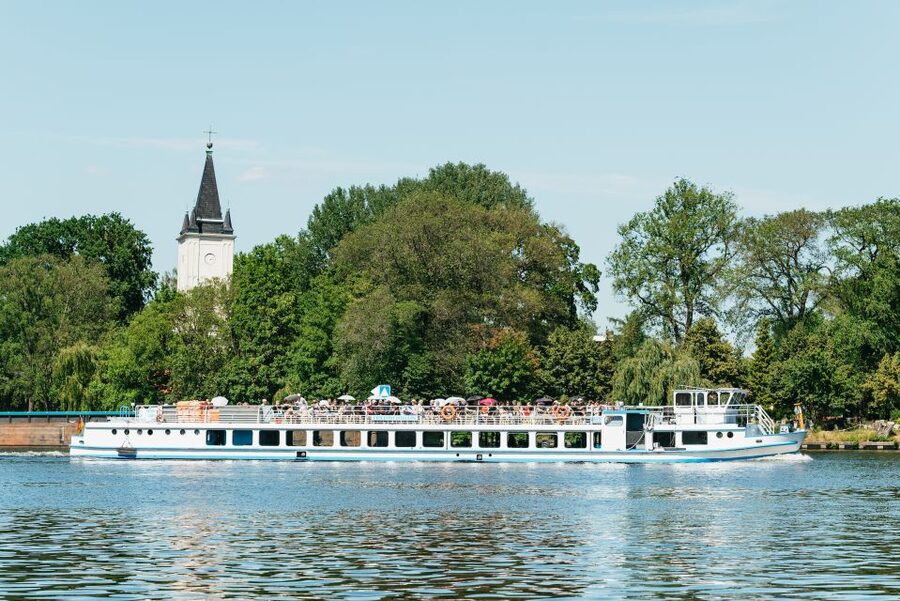 Berlin: Spree Boat Tour to Müggelsee - Finding the right seat on board