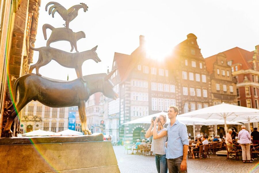 Bremen: City Center Guided Walking Tour - The market square: Bremen’s grand opening scene