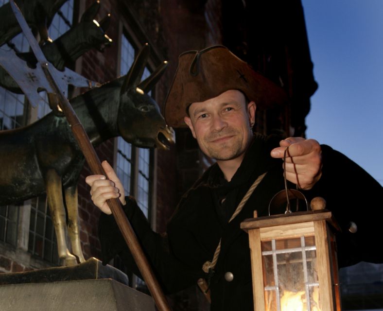 Bremen: Walking Tour in German with Night Guard - Meeting beneath the Town Musicians