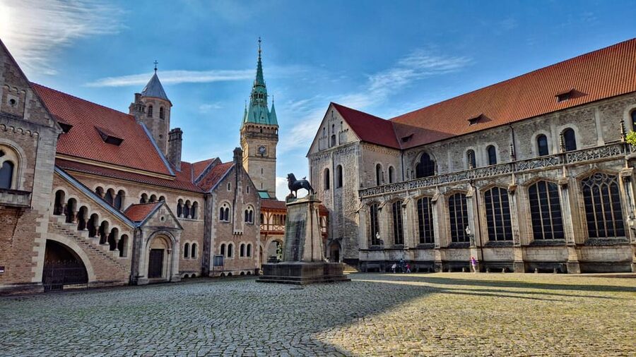 City tour Braunschweig: diverse and full of surprises. - Rizzi House and the surprise outside Brunswick Palace