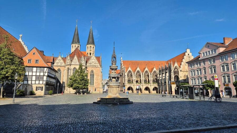 City tour Braunschweig: diverse and full of surprises. - Martinikirche and the historic old town market