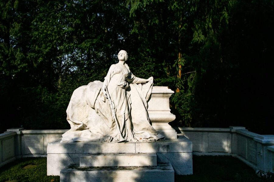 Cologne: Guided Tour of Melatenfriedhof - Walking among 5,500 graves