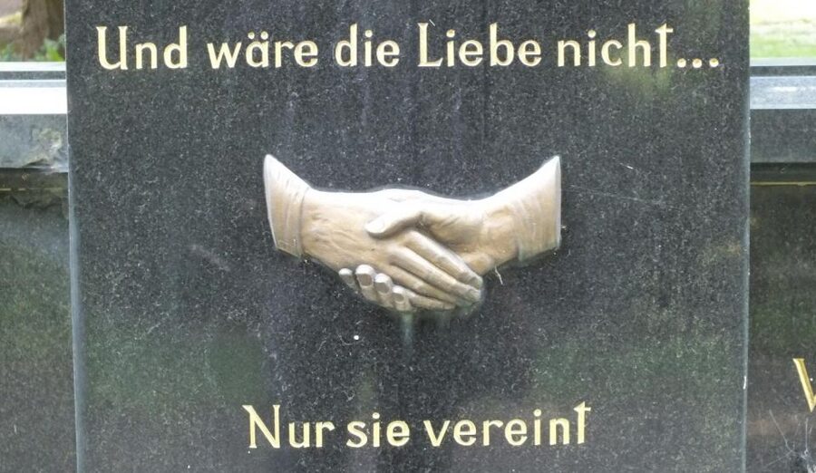 Cologne: Melaten Cemetery Life, Love and Death Tour - Cologne carnival stories and local character
