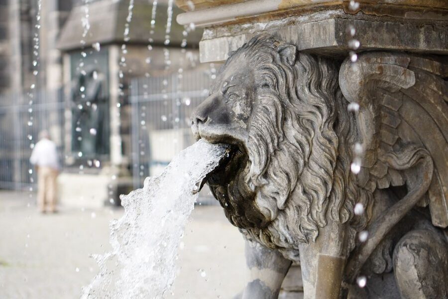 Cologne: Old Town Highlights Walking Tour - Roman ruins beneath the old town