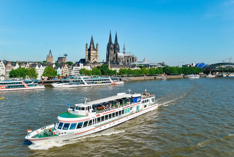 Cologne: Panoramic City Cruise - A comfortable boat with room to spread out