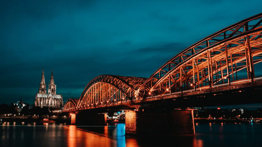 Cologne: Rhine River Winter Cruise with Festive Music - Food, Glühwein, and table service