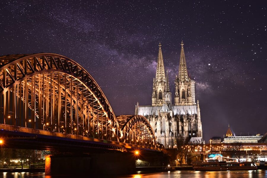 Cologne: Rhine River Winter Cruise with Festive Music - What you see during the 90-minute river ride