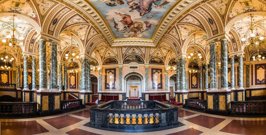 Dresden: Semperoper Guided Tour for Families - The decorated rooms and the opera-house atmosphere