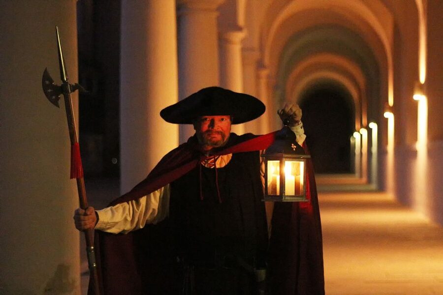 Dresden: Walking Tour with a Night Watchman and Meal - The German-language issue