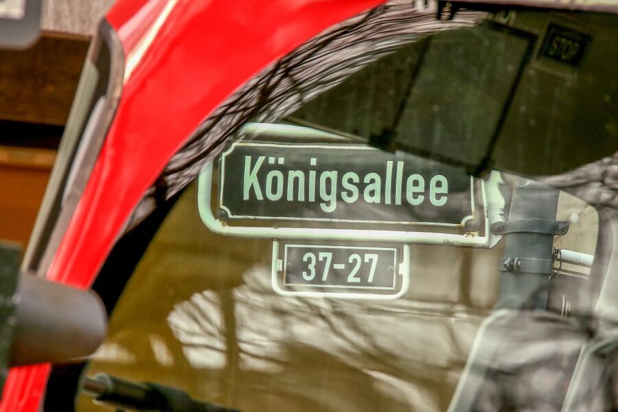Düsseldorf: 24-Hour Hop-On Hop-Off Ticket - Burgplatz and the Old Town