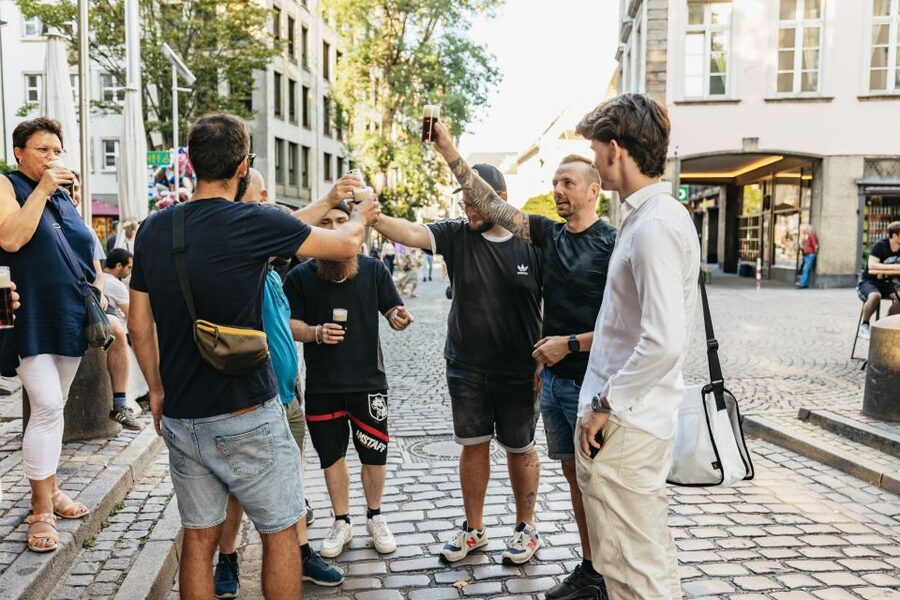 Düsseldorf: Altbier-Safari Beer Walking Tour - Drinking on the street like a local