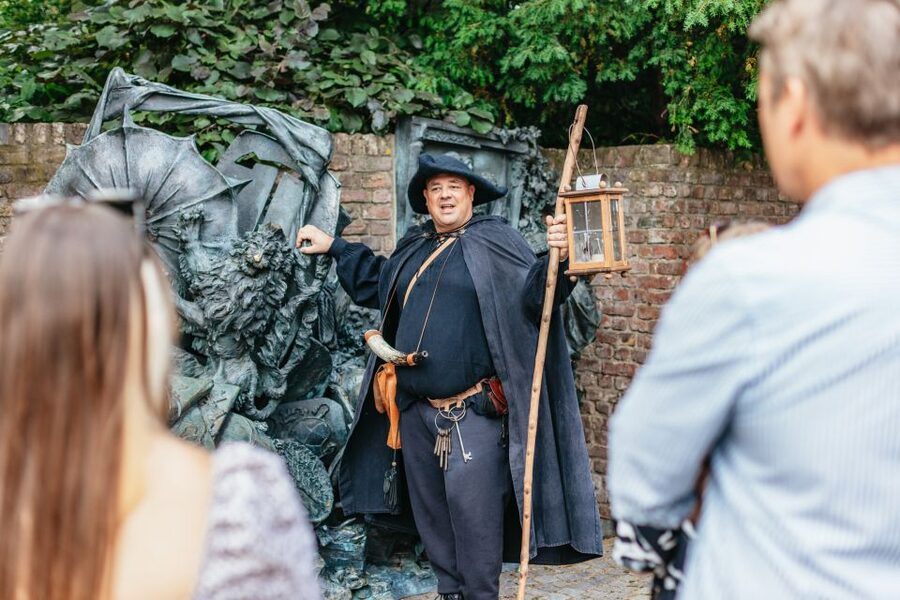 Düsseldorf: Guided Tour with a Night Watchman - Meeting the night watchman outside Kunstakademie