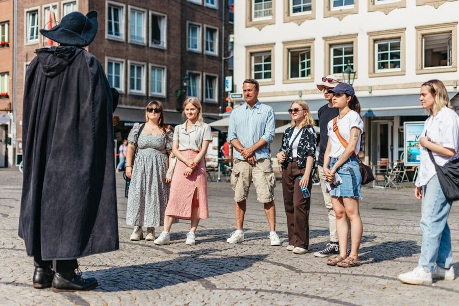 Düsseldorf: Guided Tour with a Night Watchman - Schlossturm and the old town after dark