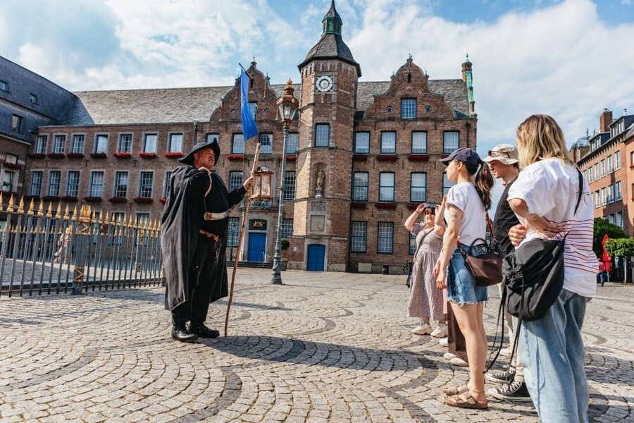 Düsseldorf: Guided Tour with a Night Watchman - What the Stadtmuseum admission adds