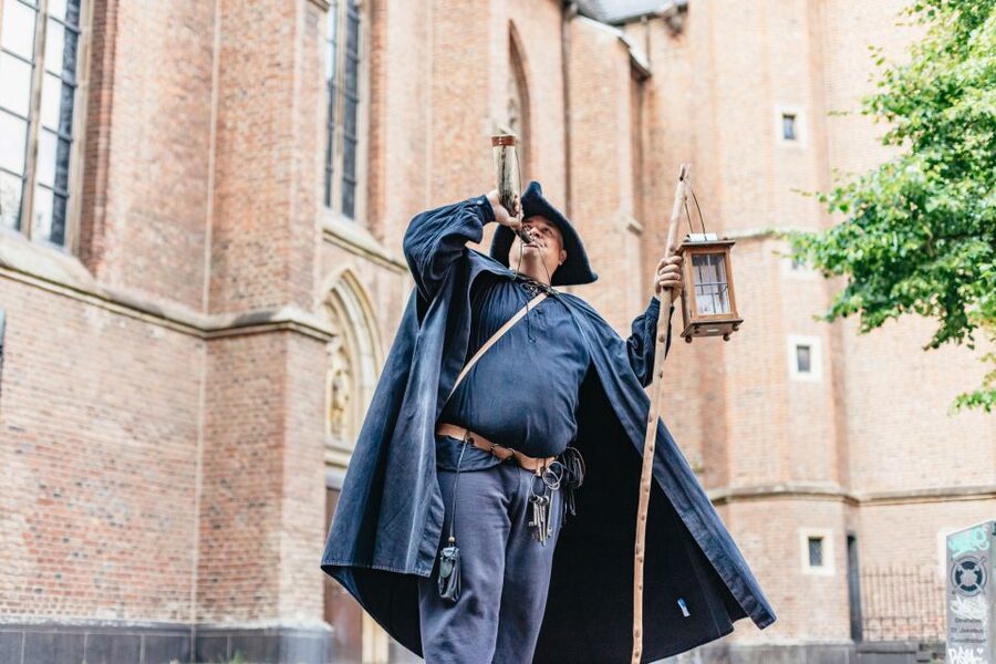 Düsseldorf: Guided Tour with a Night Watchman - St. Lambert’s Church under evening light