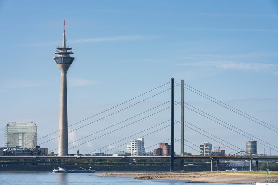 Düsseldorf: Rhine Tower Adult Entry - A drink or quick bite above Düsseldorf