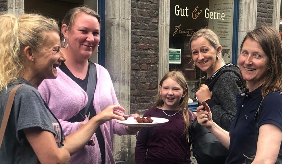 Düsseldorf: Sweet Treats Guided Walking Tour of Old Town - Group size, private options, and the best kind of companion