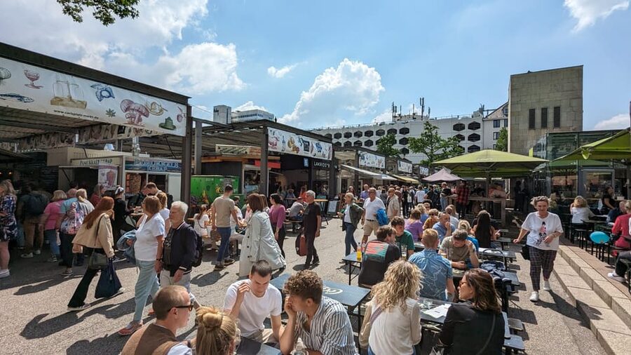 Düsseldorf: Tipping based - Old Town Walking Tour - Language, comfort, and access