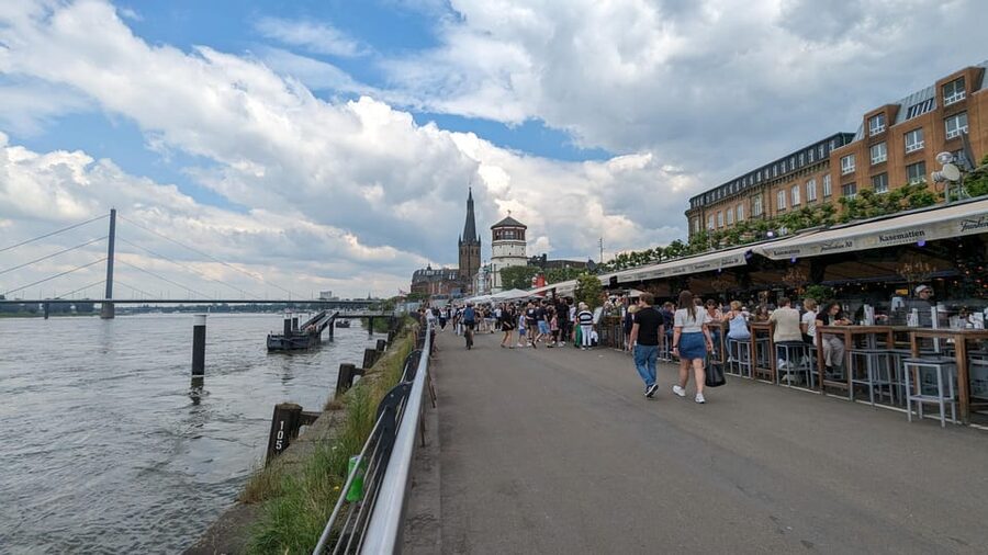 Düsseldorf: Tipping based - Old Town Walking Tour - The market and the first look at the city’s past
