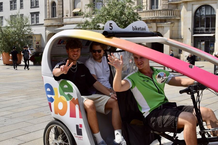 Erfurt: Private Guided Classic Old Town E-Rickshaw Tour - Timing, meeting details, and comfort