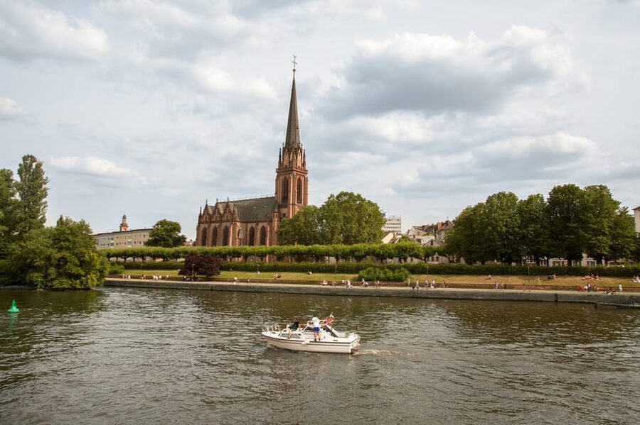 Frankfurt: 1-Hour Panorama Boat Cruise on the river Main - The recorded commentary and language issue