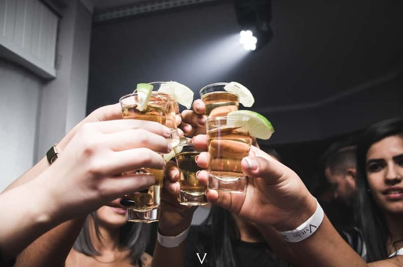 Frankfurt am Main: Night Pub Crawl Shots and Party - Stop one: the first bar sets the tone