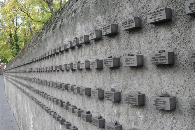 Frankfurt Highlights English Walking Tour - Römerberg, the Römer, and a difficult memorial
