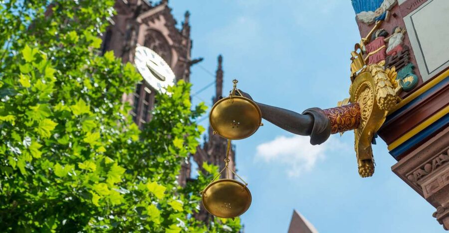 Frankfurt: New Old Town and Highlights German-Language Tour - The Römer and the long story of Frankfurt