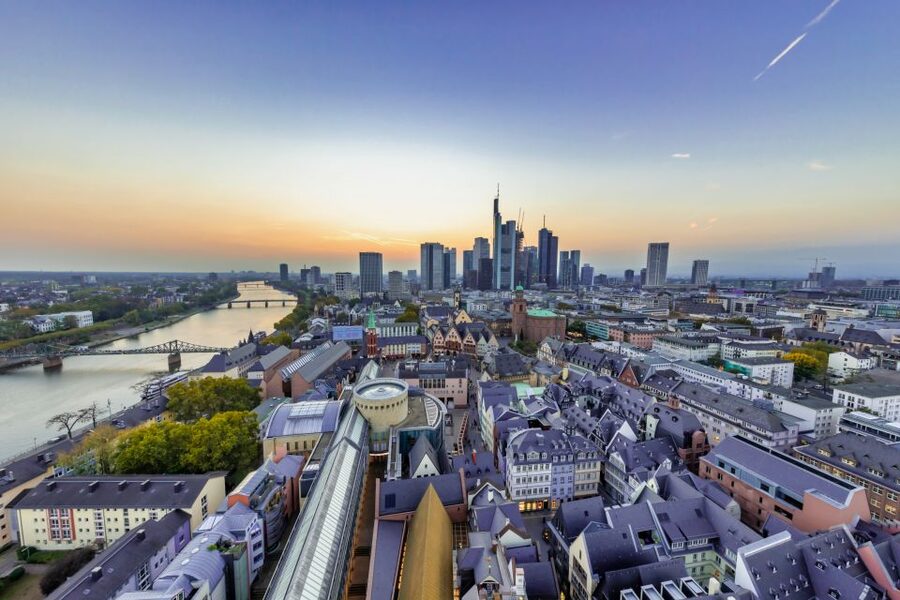 Frankfurt: New Old Town and Highlights German-Language Tour - Crossing the Eiserner Steg for river and skyline views