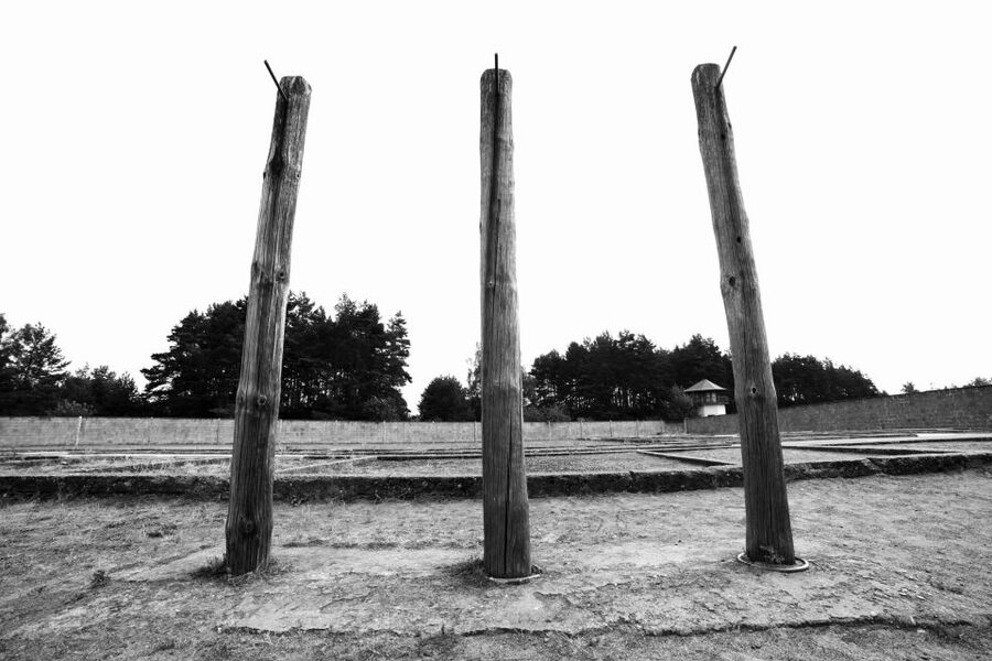 From Berlin: Licensed Sachsenhausen Tour with max. 15 people - Resistance, survival, and the death march