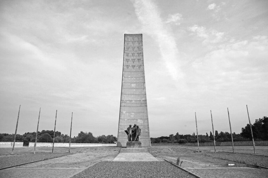 From Berlin: Licensed Sachsenhausen Tour with max. 15 people - Meeting in central Berlin and taking the train north