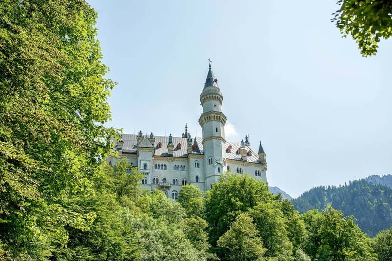From Munich: Neuschwanstein & Linderhof Castle Full-Day Trip - Neuschwanstein and the uphill walk