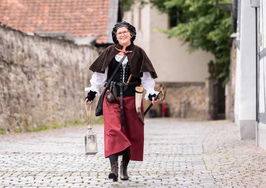 Goslar: On the road with the night watchman's wife - Meeting the night watchman’s wife at Goslar’s fountain