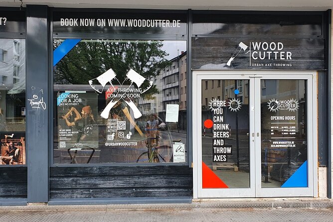 Guided Axe Throwing Experience in Frankfurt Altstadt - When to book and how to plan the hour