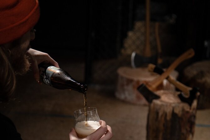 Guided Axe Throwing Experience in Frankfurt Altstadt - Your first throws and the basic lesson