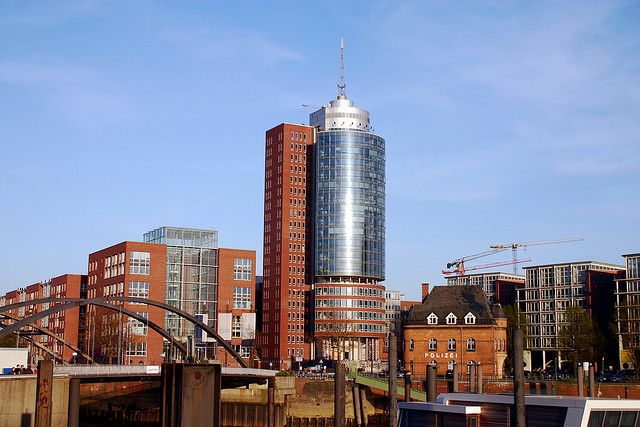 Hamburg: 1.5-Hour Comedy Bus Tour in German - A moving comedy stage on the Reeperbahn