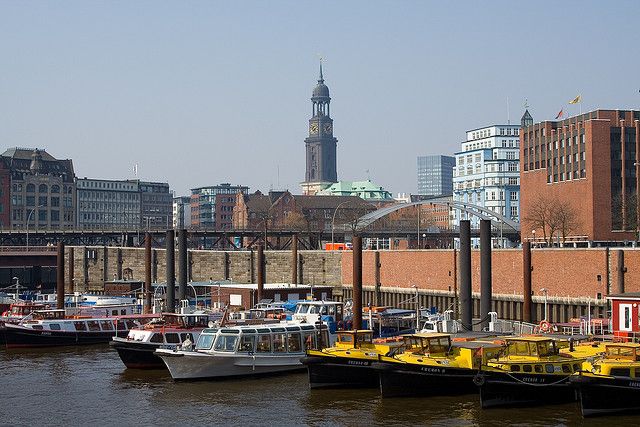 Hamburg: 1.5-Hour Comedy Bus Tour in German - St. Pauli, the port, and Hamburg after dark