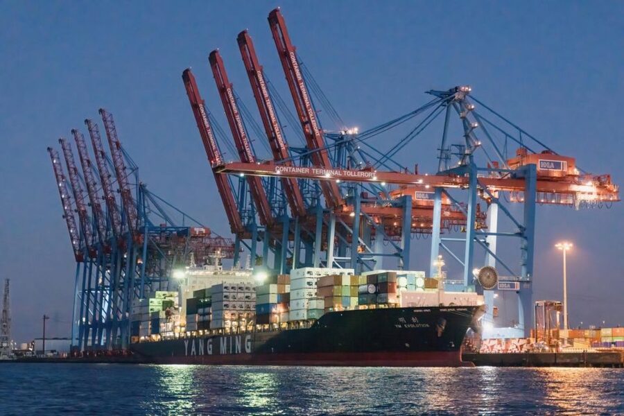 Hamburg: 1.5-Hour Evening Lights Harbour Cruise on a Ship - Why Hamburg Harbor works best after dark