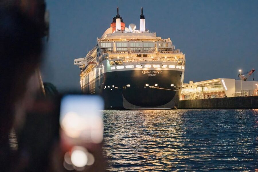 Hamburg: 1.5-Hour Evening Lights Harbour Cruise on a Ship - Meeting at Landungsbrücken and settling aboard