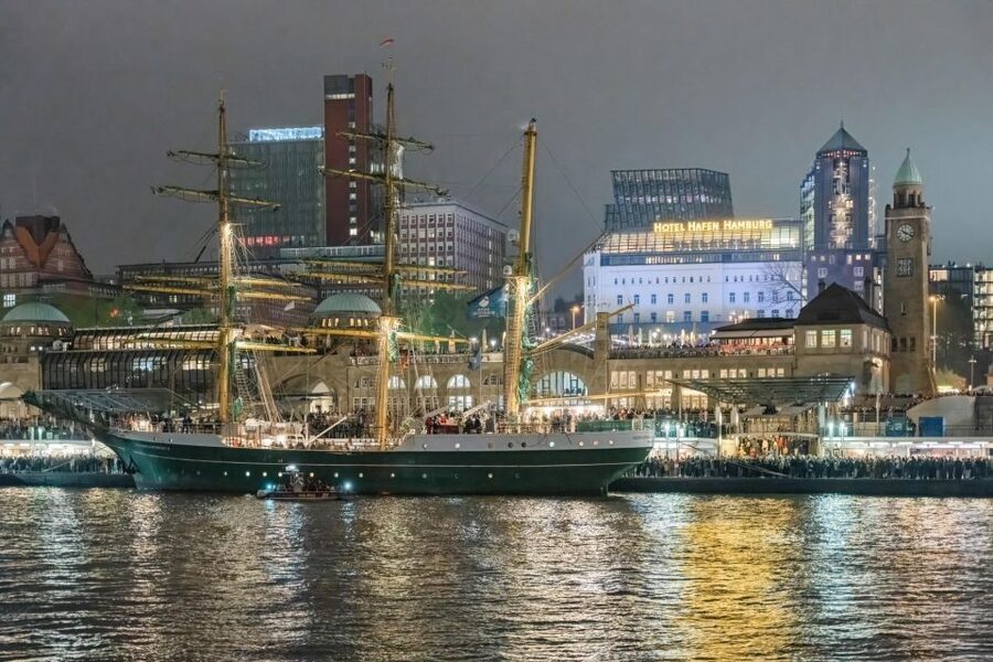 Hamburg: 1.5-Hour Evening Lights Harbour Cruise on a Ship - Elbe beach, Waltershof, and the working port