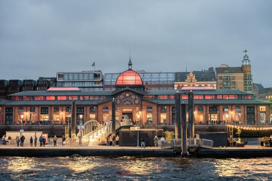 Hamburg: 1.5-Hour Evening Lights Harbour Cruise on a Ship - HafenCity and the Elbphilharmonie at night