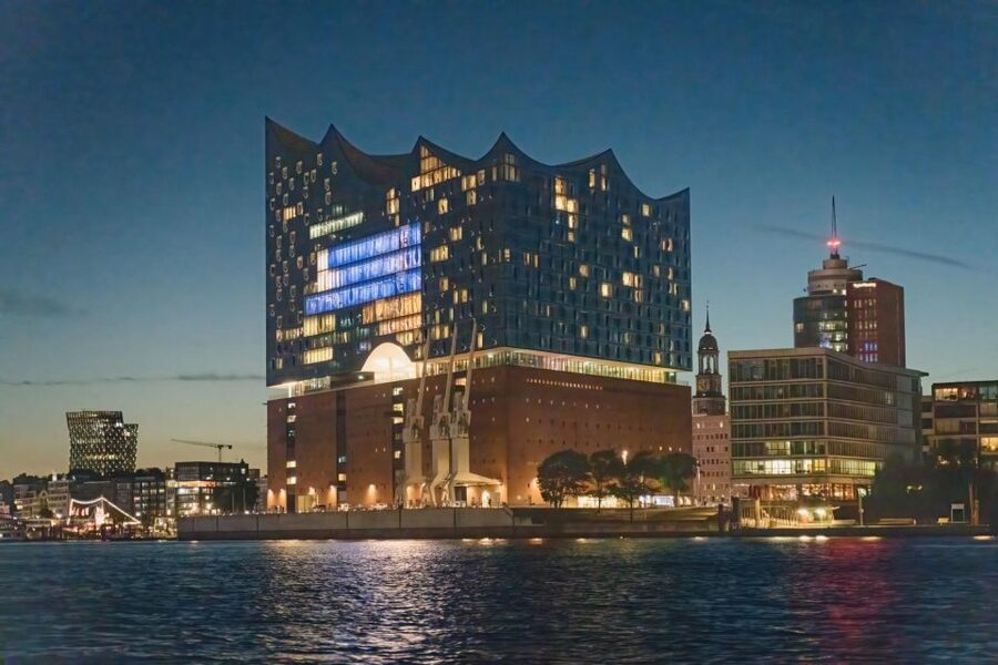 Hamburg: 1.5-Hour Evening Lights Harbour Cruise on a Ship - How the onboard atmosphere affects the experience