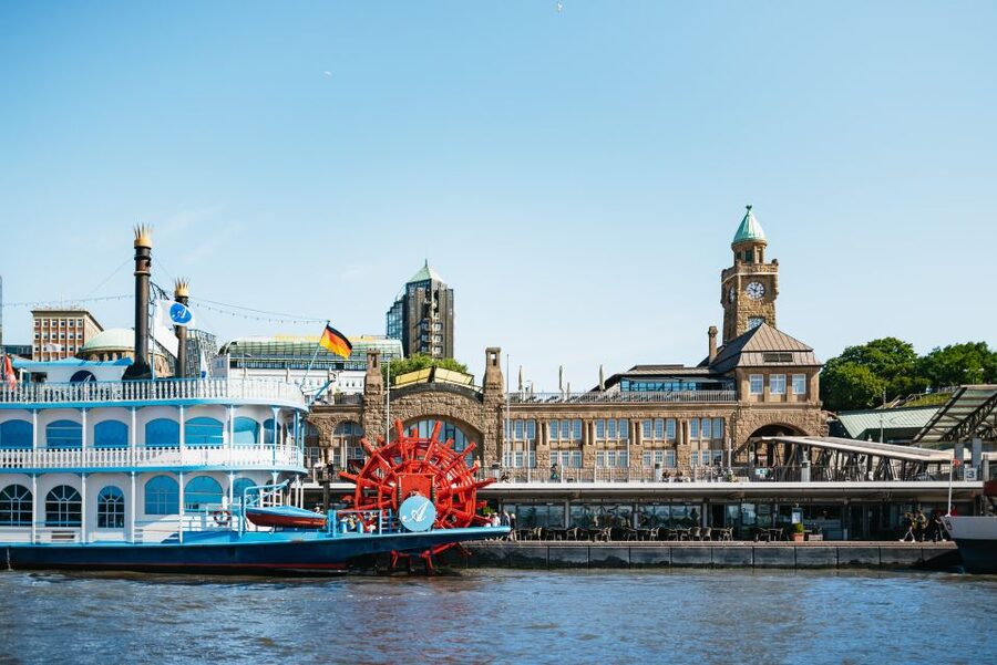 Hamburg: 1.5-Hour Harbor and Speicherstadt Day Cruise - German commentary and the audio app