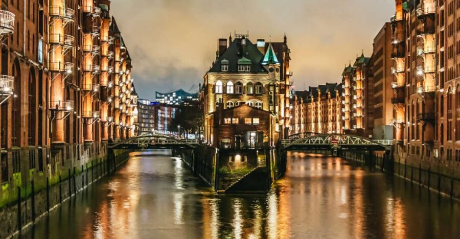 Hamburg: 1.5h Grand Harbor Evening Lights Cruise - Hamburg’s harbor after sunset