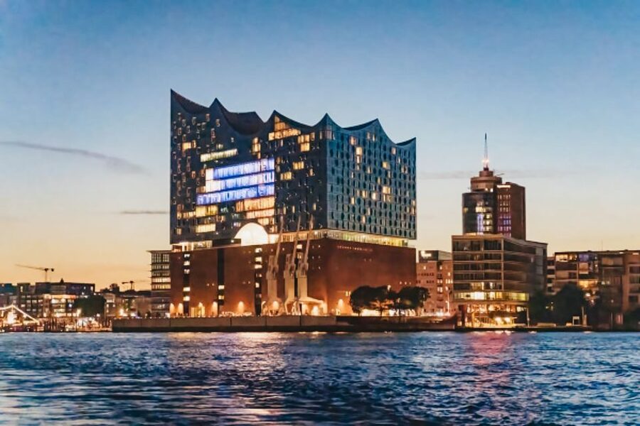 Hamburg: 1.5h Grand Harbor Evening Lights Cruise - German commentary and what it adds